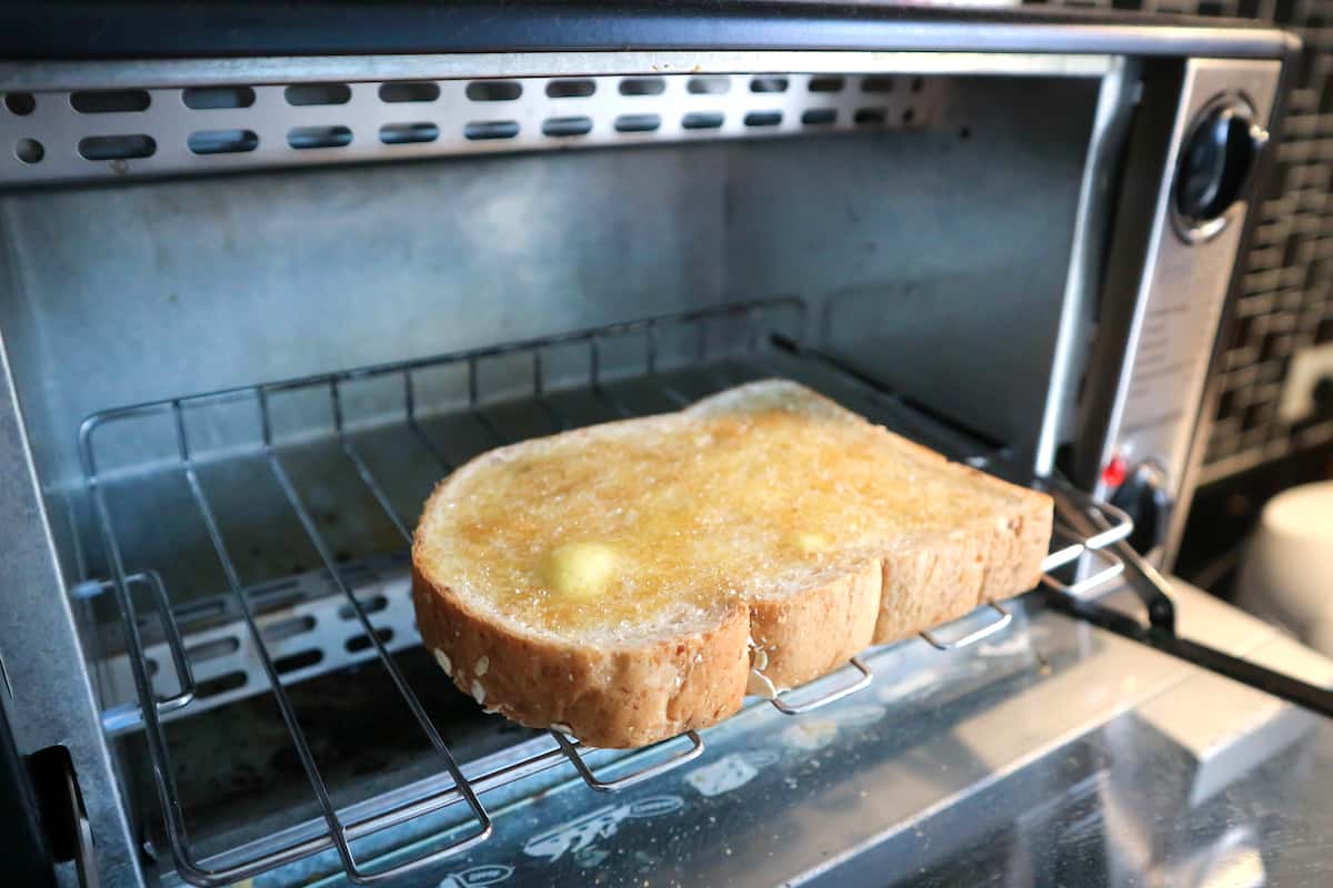 How to toast bread in a toaster oven? - Gratzparkinn